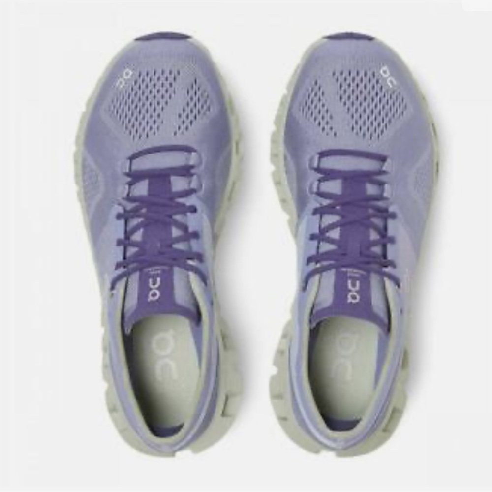 Women’s On Cloud X running shoes size 8 great condition
